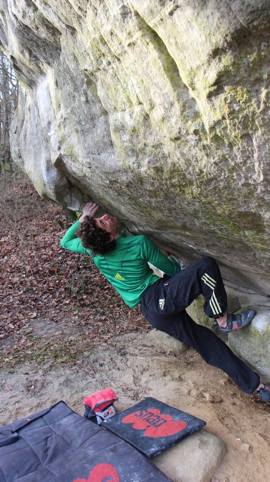 Guillaume Glairon Mondet on Trip Hop 8C FontainebleauUKClimbing