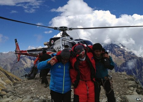 Lavina na Nepalu poginuli 13 alpinistaBBCcoUK